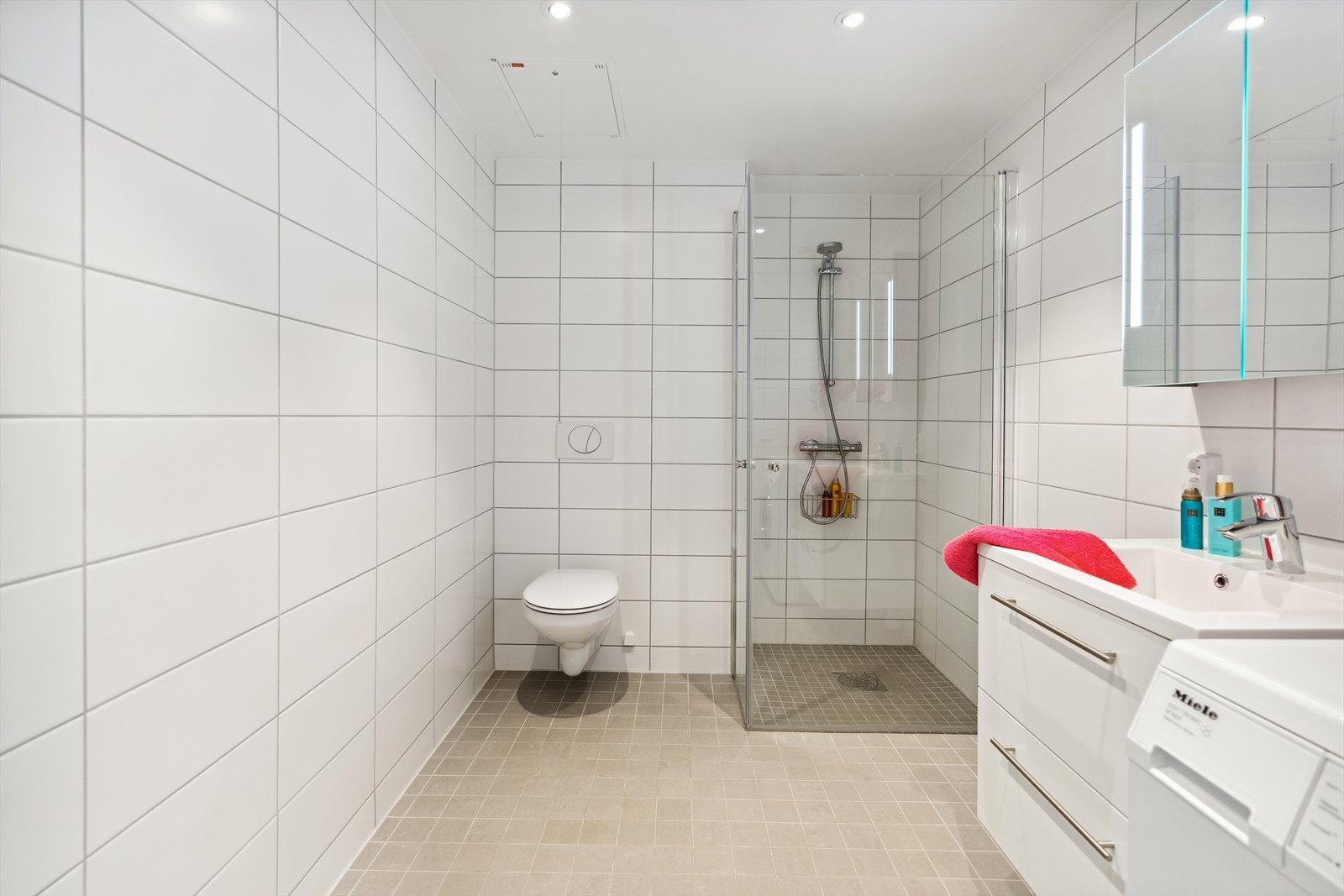 Flislagt og delikat baderom med innfelte lys i himling. Galleribilde