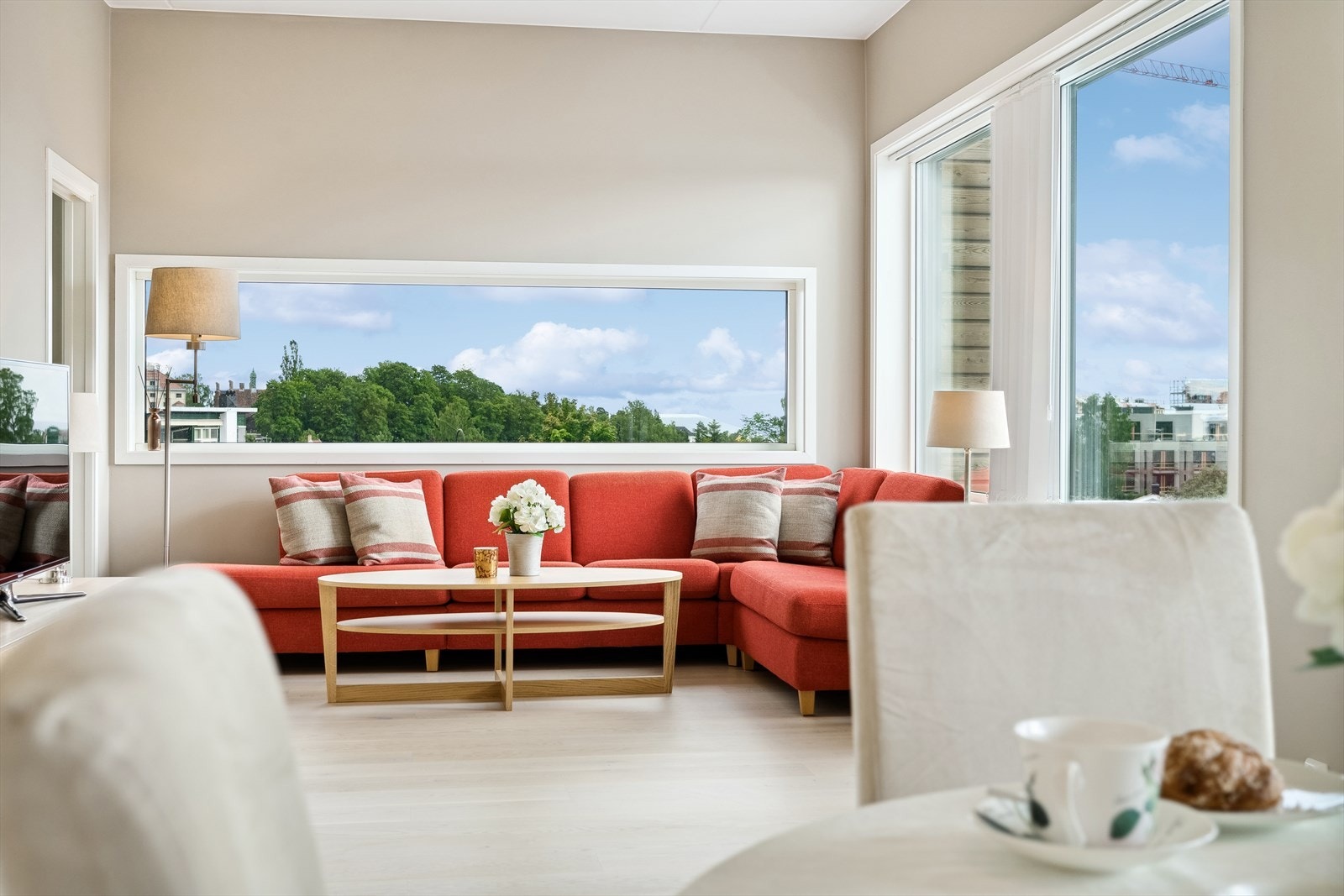 Med stue og kjøkken i ett blir det både gøy og sosialt å kokkelere til det inviterte selskapet. Galleribilde