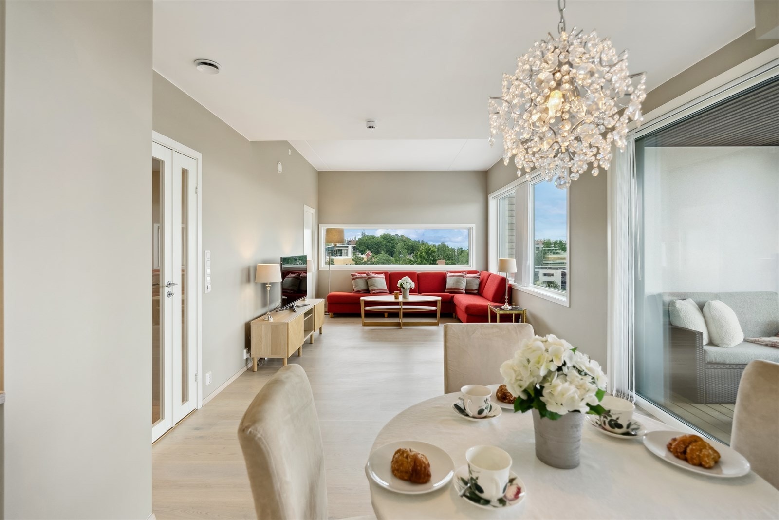 I naturlig plassering mellom kjøkken og stue er det plass til en stor spisegruppe. Galleribilde