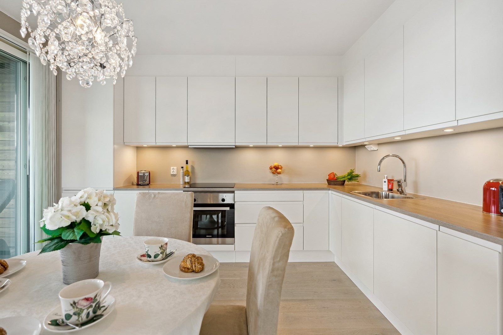 Med handelen følger platetopp, stekeovn, oppvaskmaskin og kjøl/frys. Galleribilde