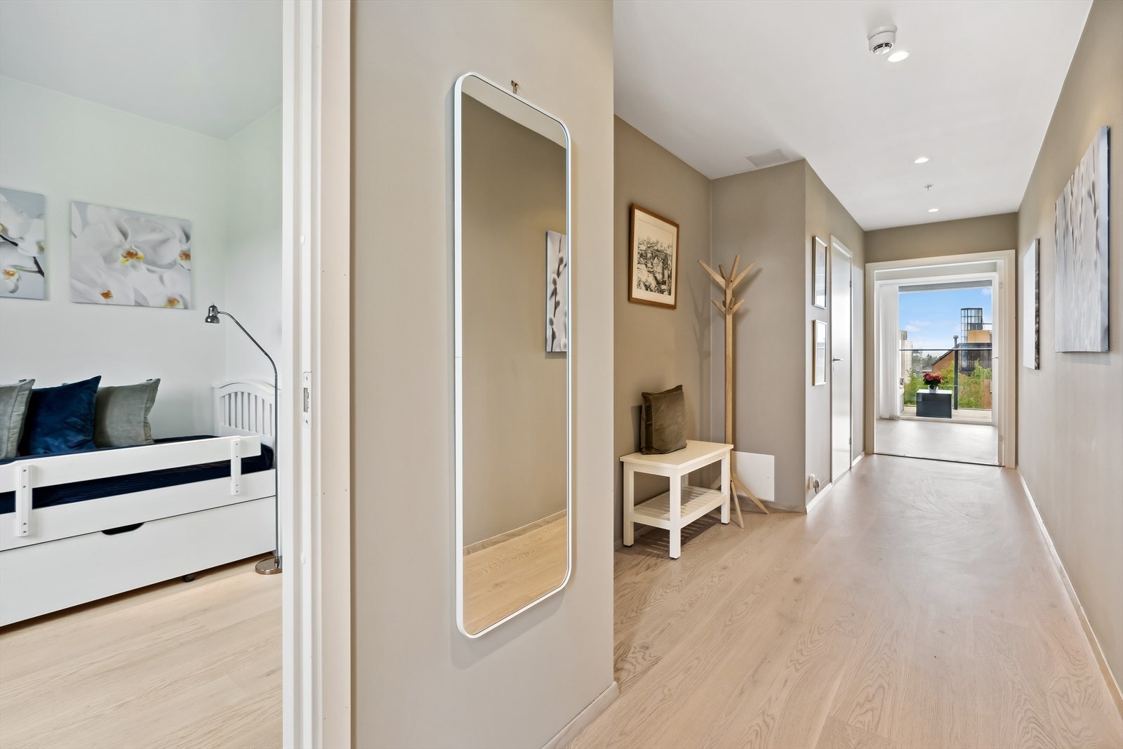 Luftig entré med god plass til å henge fra seg yttertøy og sette fra seg sko. Galleribilde