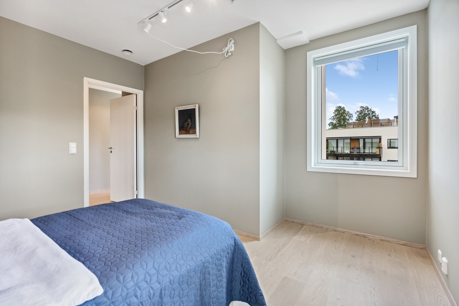 Hovedsoverommet er av god størrelse med plass til dobbeltseng, nattbord og annet ønskelig oppbevaringsmøblement. Galleribilde