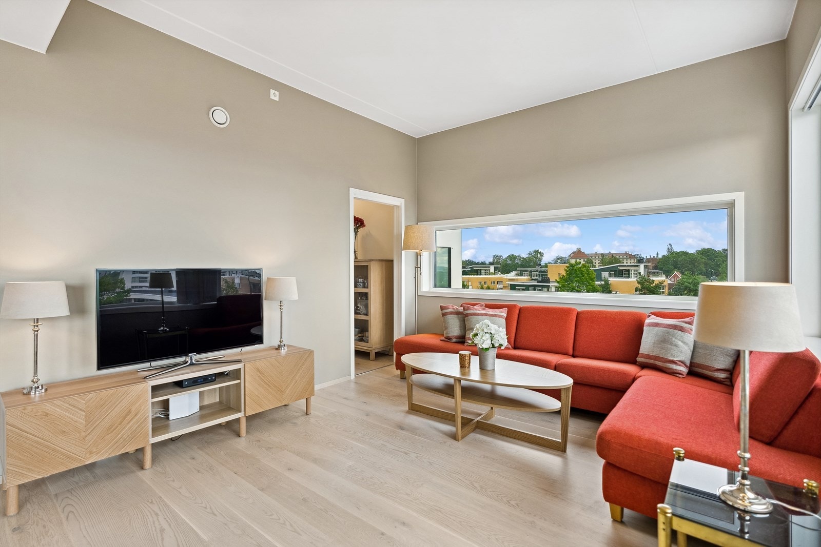 Leiligheten har en åpen stue- og kjøkkenløsning. Galleribilde