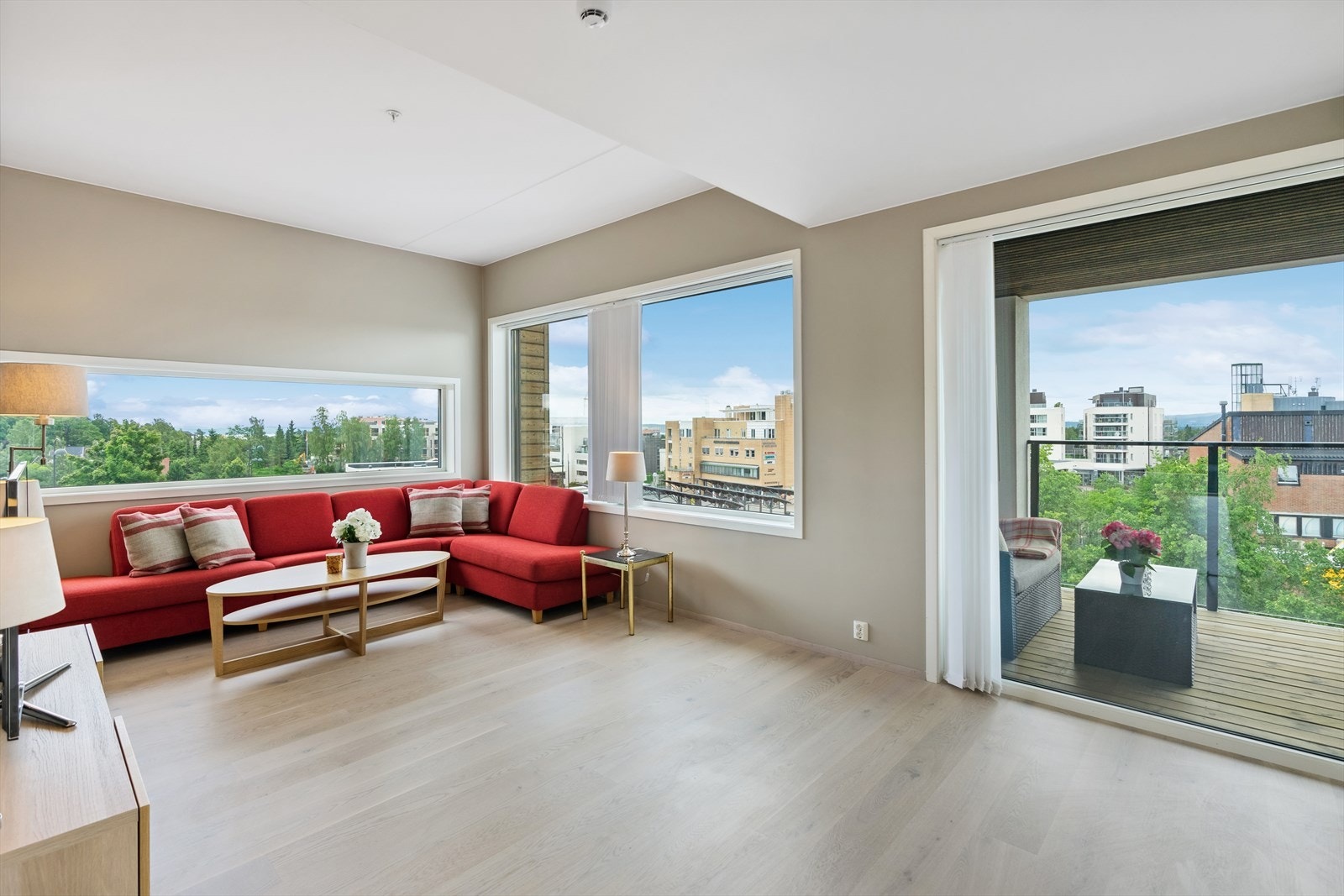 Stor og lys stue med utg. til terrasse med flott utsikt Galleribilde