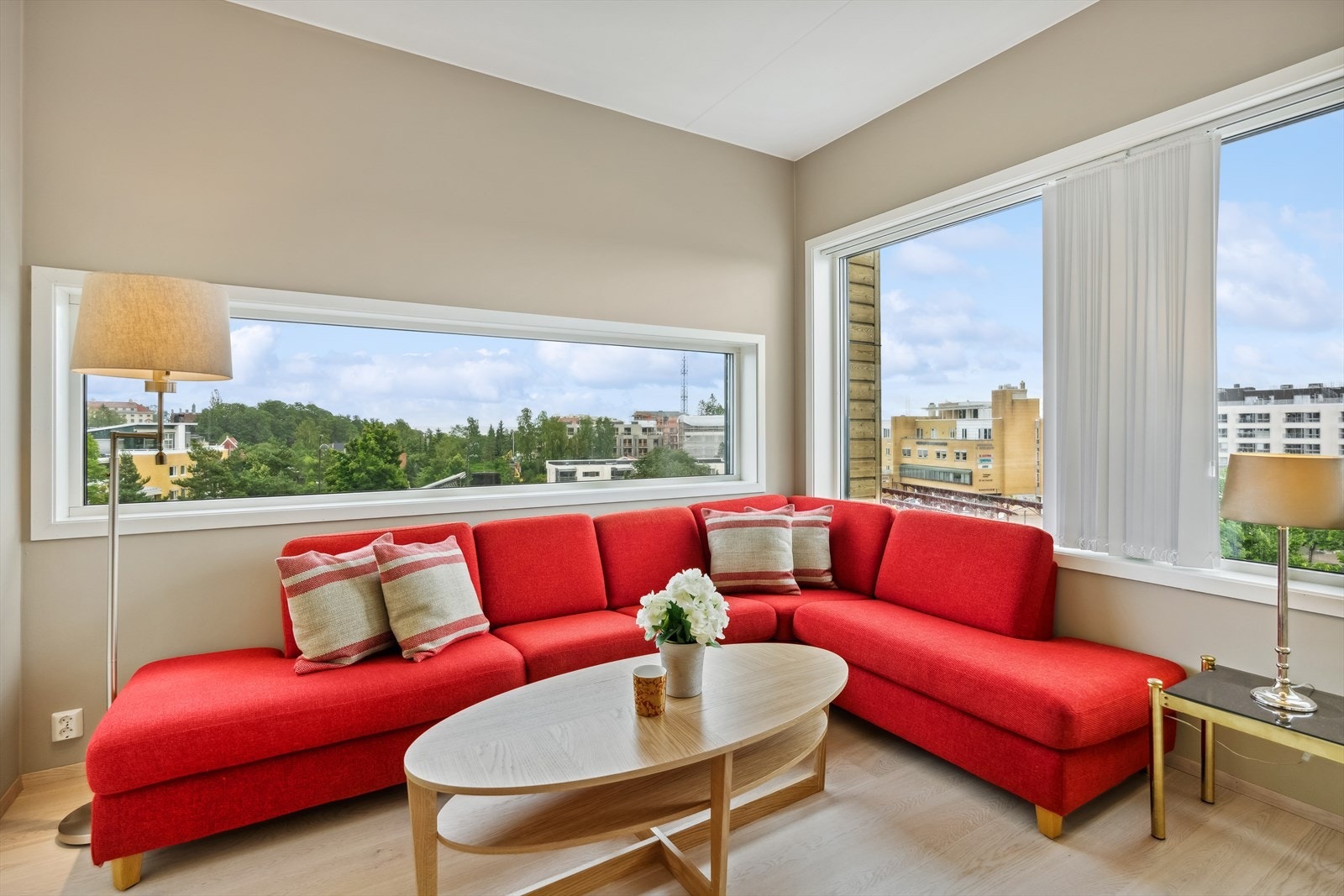 Hjørneleilighet har vinduer på 3 sider og ligger i byggets 4. etasje. Galleribilde