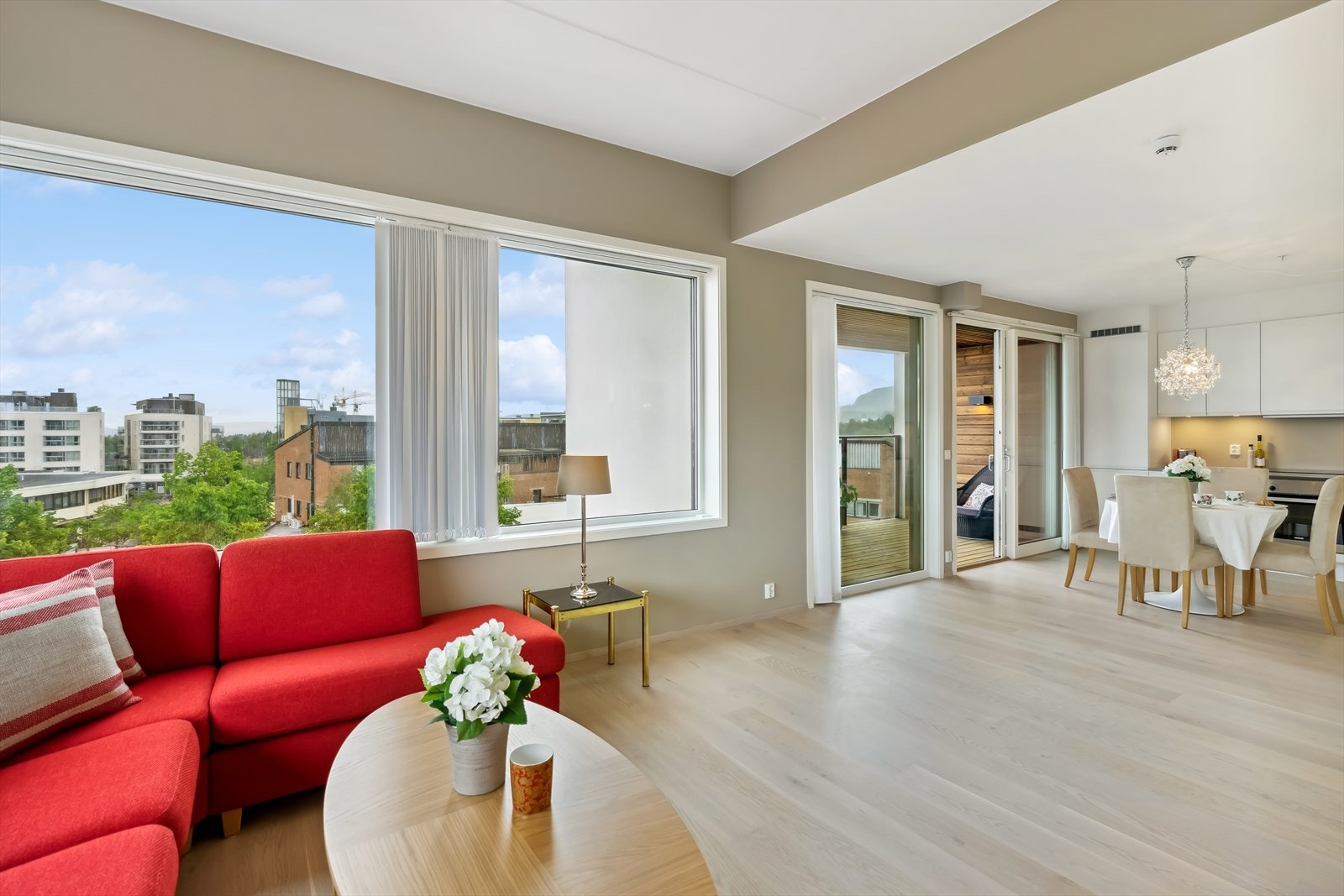 De store vindusflatene sammen med balkongdøren slipper inn godt med lys og skaper en luftig og fin atmosfære. Galleribilde