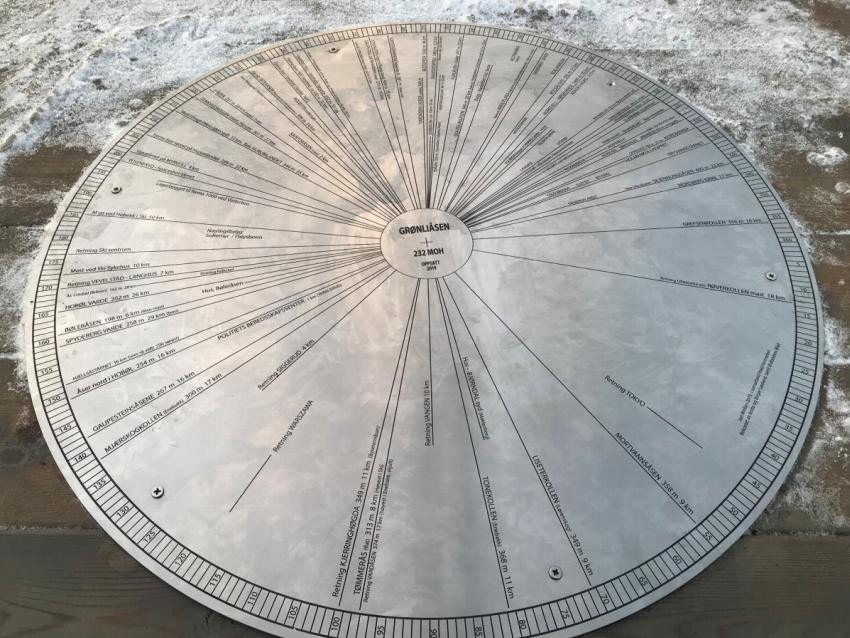 På toppen av branntårnet er det 360 graders utsikt hvor man kan bl.a. se helt til Gaustatoppen på klare dager. Galleribilde