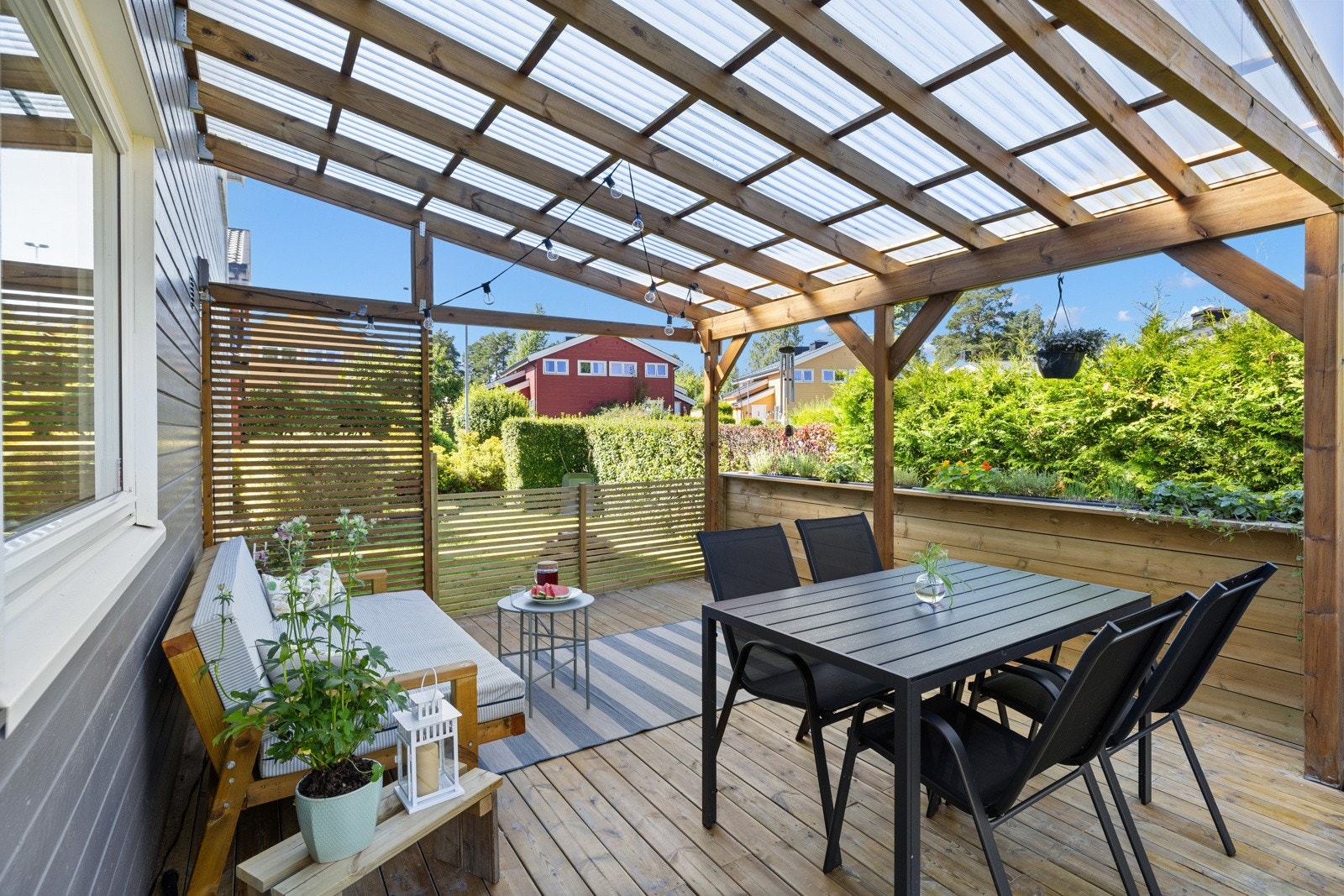 Adkomst fra entré til en delvis overbygget nordvendt markterrasse på ca. 30 m². Galleribilde