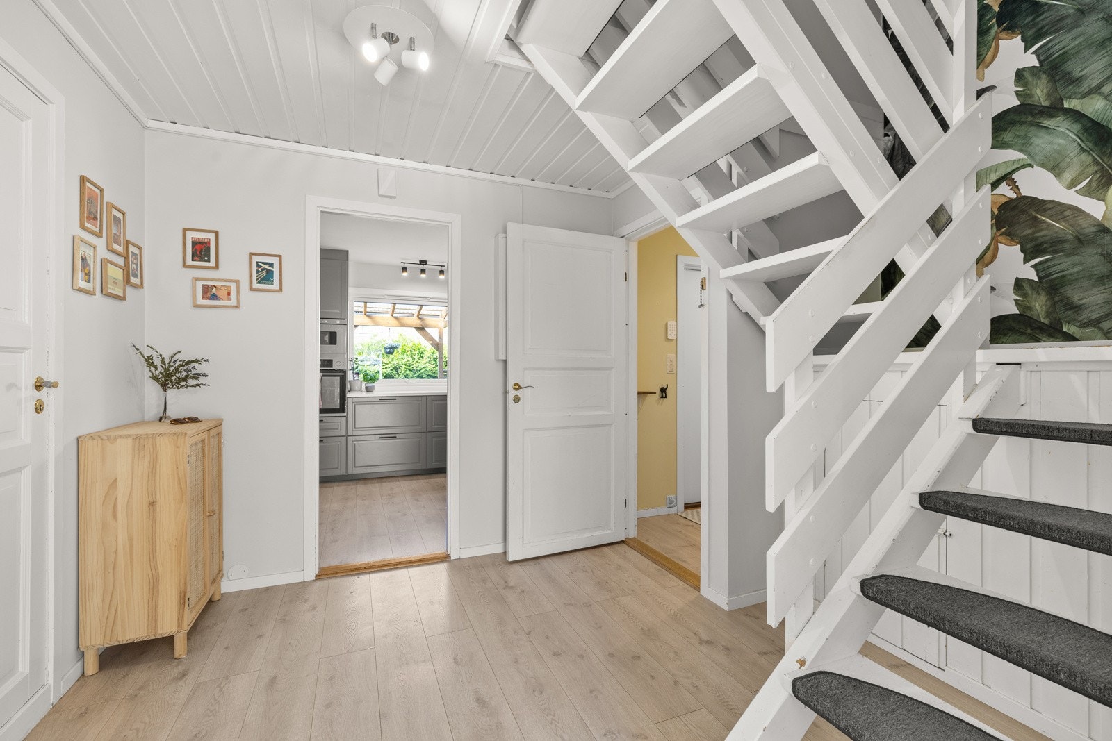 Romslig og praktisk mellomgang som knytter etasjene sammen. Galleribilde