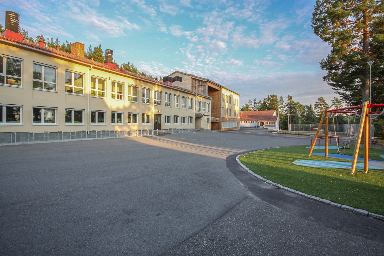 Prinsdal barneskole ligger idyllisk til i markagrensen. Galleribilde