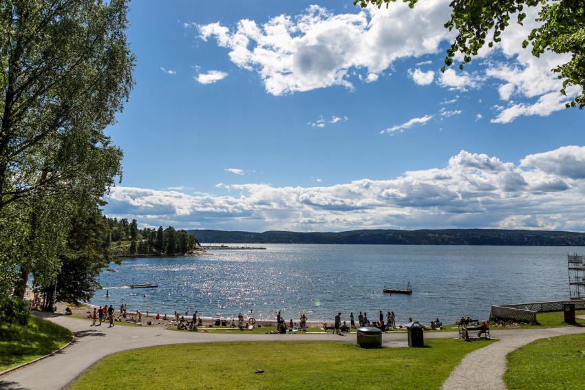 Hvervenbukta er en meget populær badeplass en kort sykkeltur unna. Galleribilde