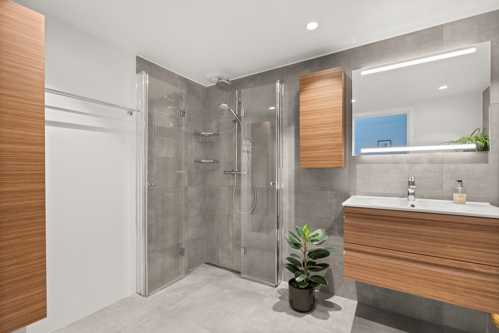 Badet ble utvidet og er av svært god størrelse. Arbeider ble utført av Oslo Bad & Renovering AS. Galleribilde