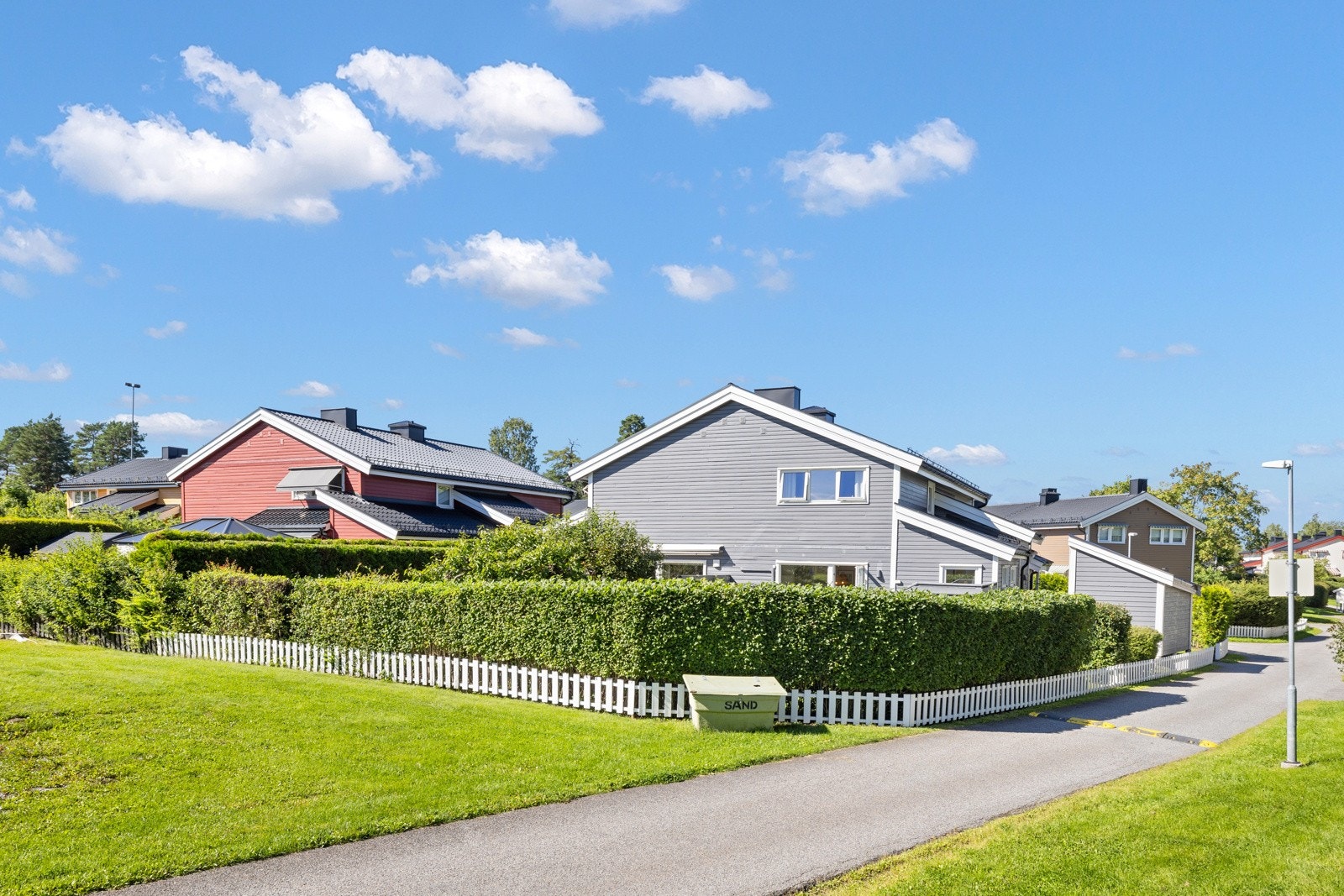 Boligen ligger i fine, grønne omgivelser. Galleribilde