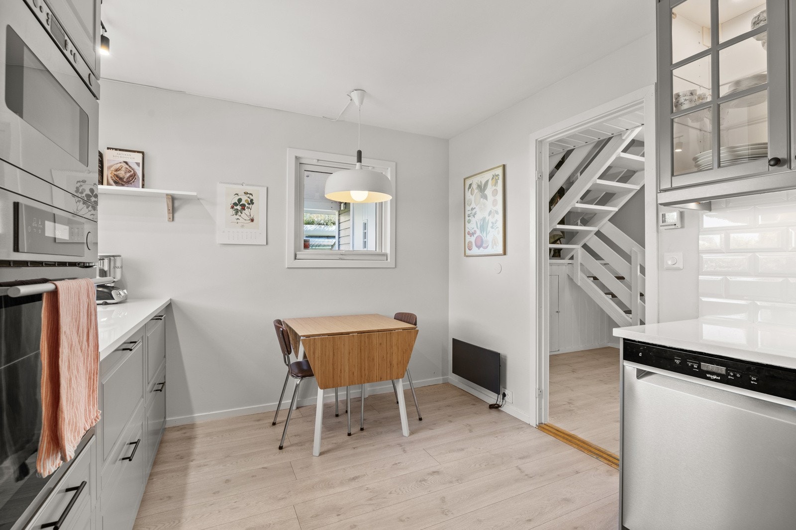 Du får også god plass til å innrede med et spisebord i tilknytning til kjøkkenet. Galleribilde