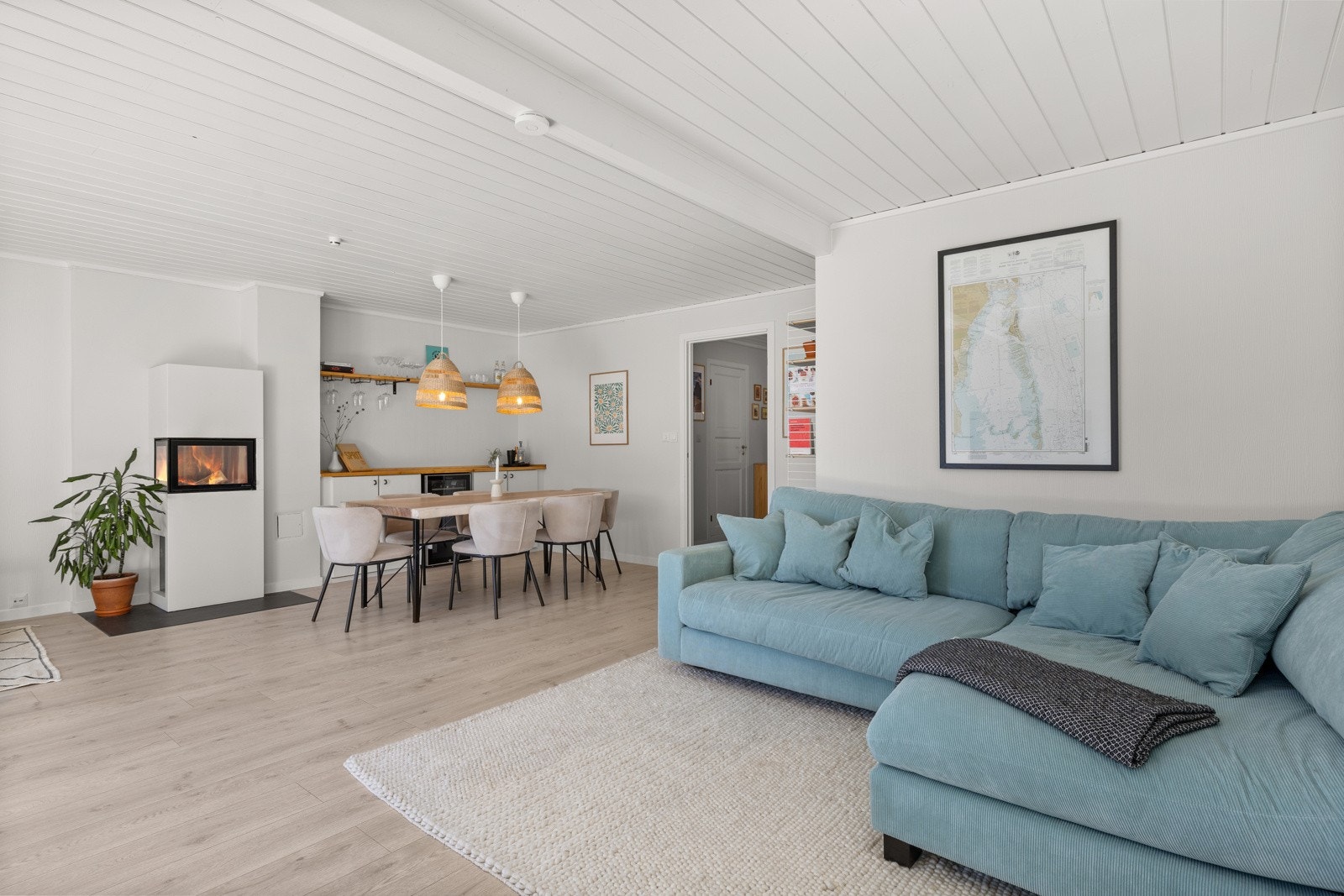 I stuen får du god plass til å innrede med et stort spisebord. Det ble satt inn ny peis i 2018. Galleribilde