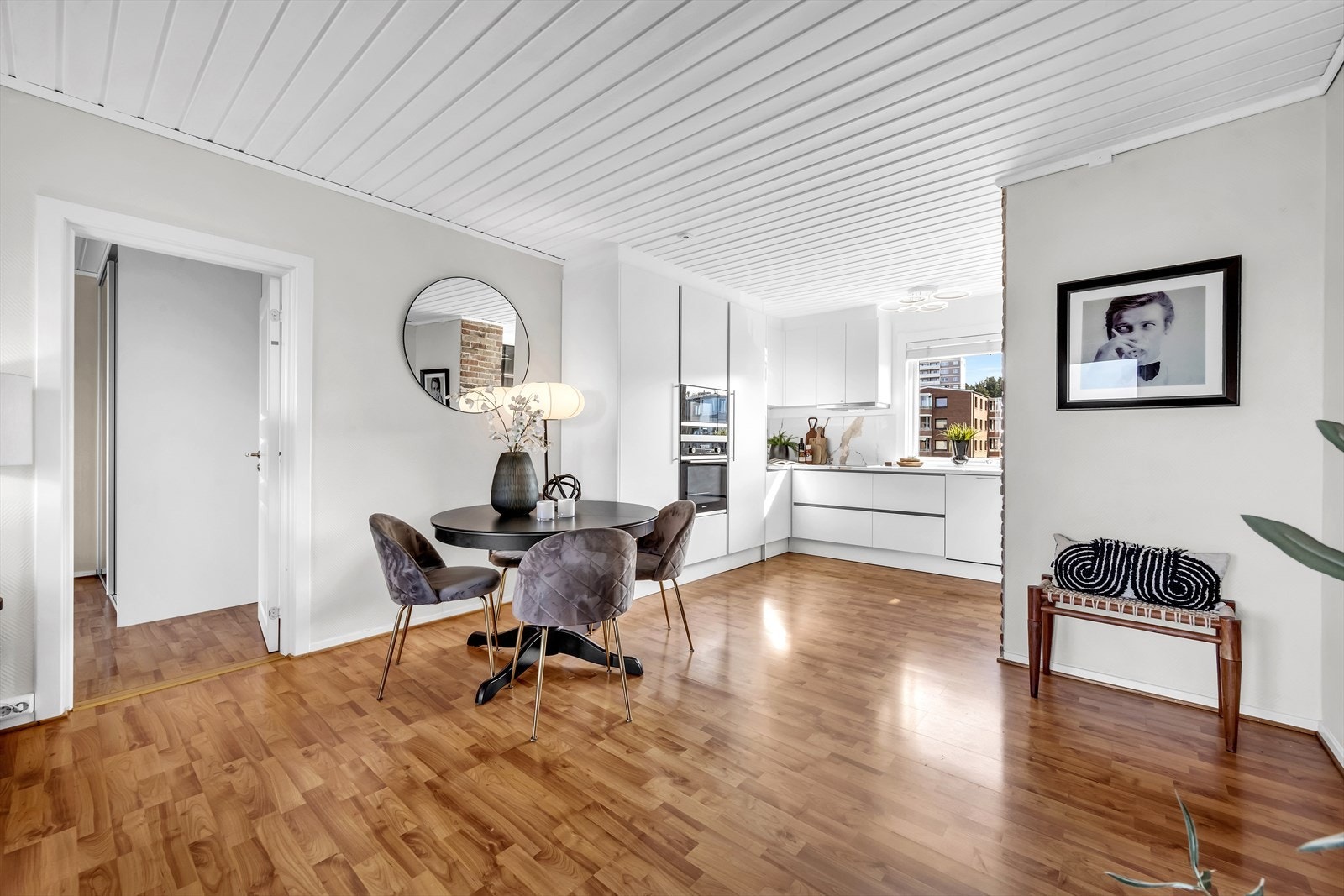 Fra stue/kjøkken er det adkomst til ett av leilighetens to soverom Galleribilde