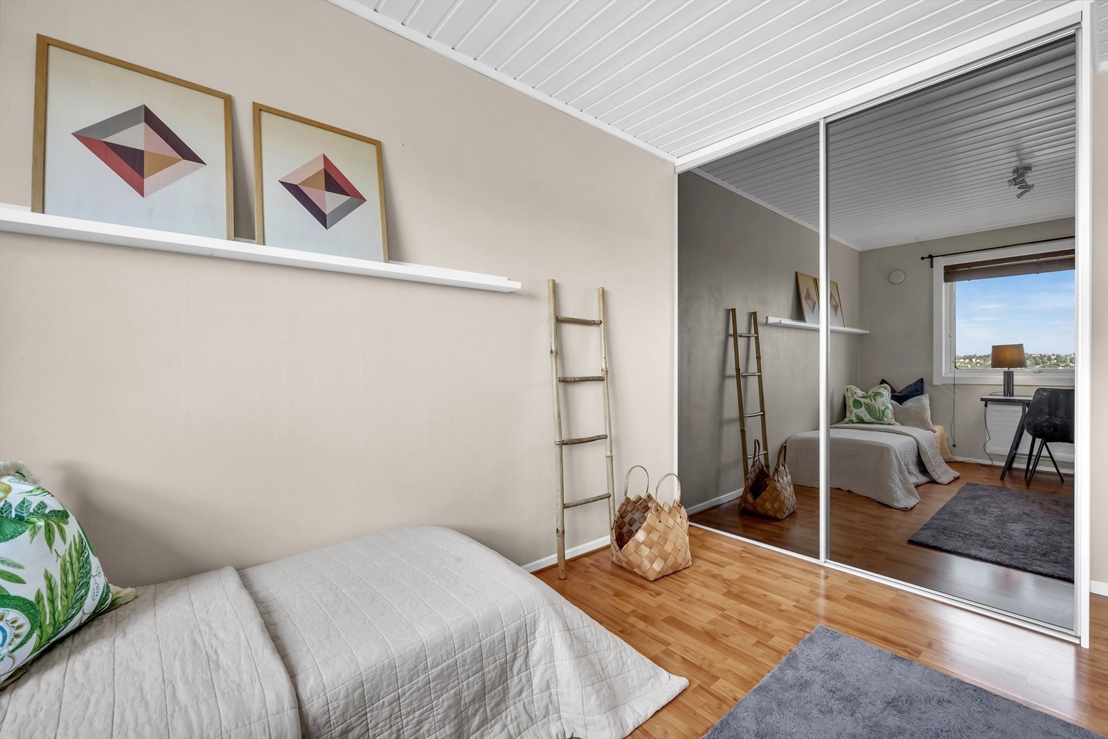 Det er rikelig med lagringsplass i to skyvedørsgarderober Galleribilde