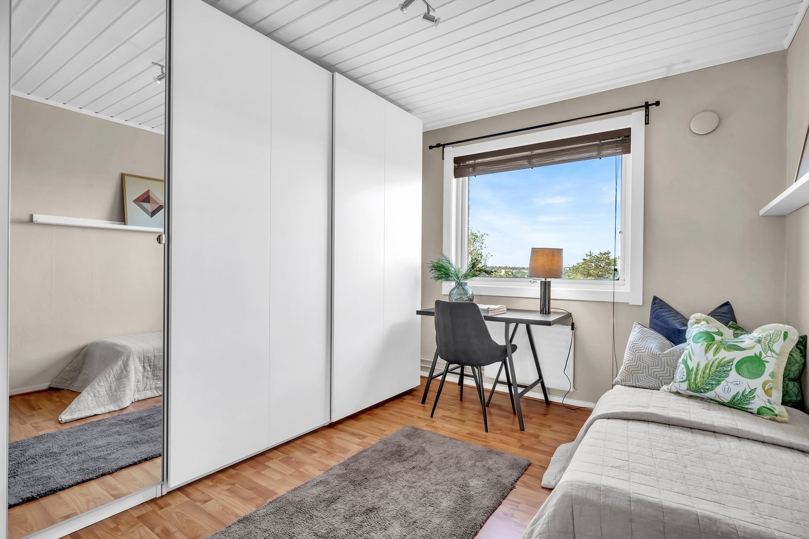 Rommet er vendt ut mot grønne og rolige omgivelser uten innsyn Galleribilde