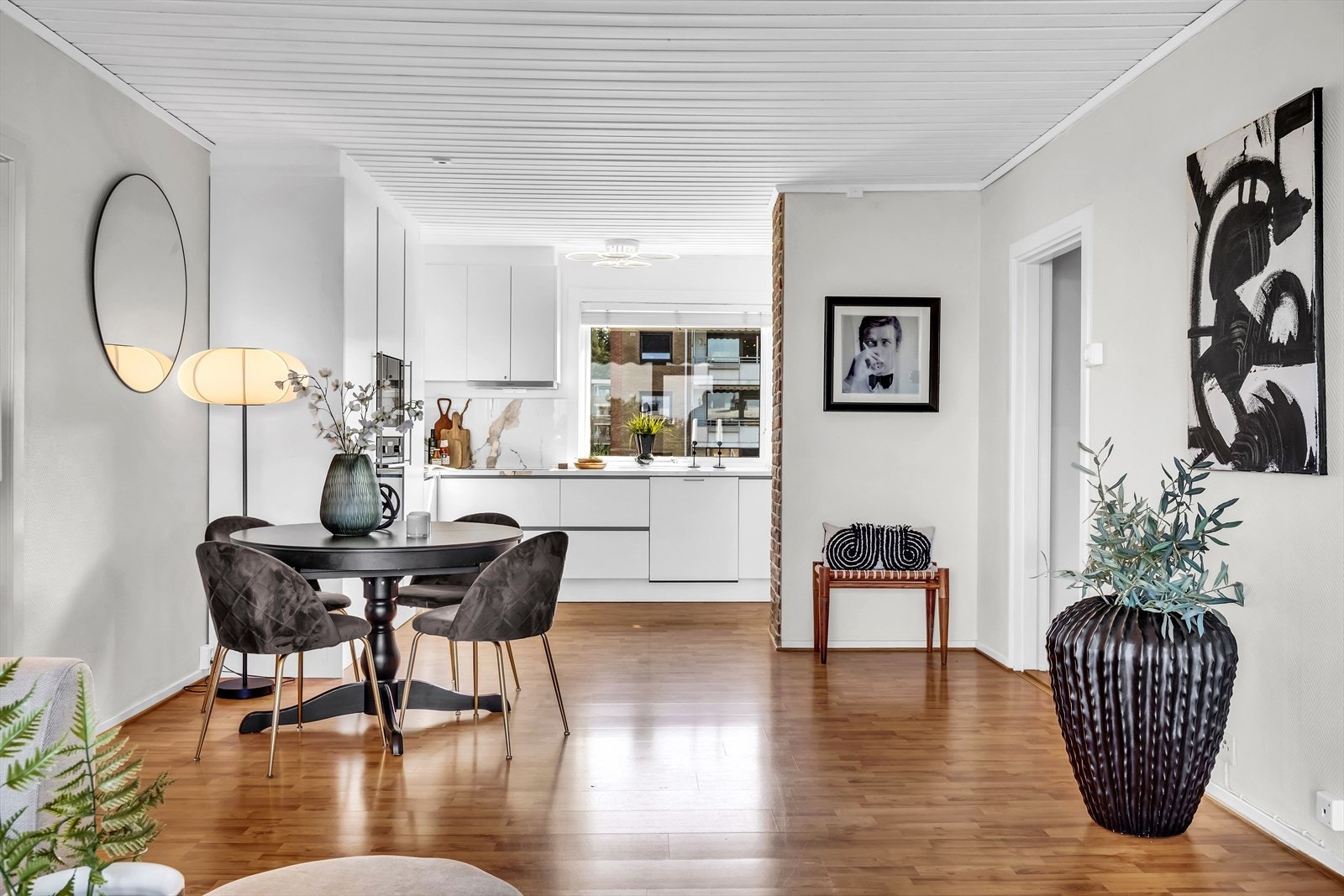 Leiligheten har en åpen stue- og kjøkkenløsning som gir en sosial og luftig atmosfære Galleribilde