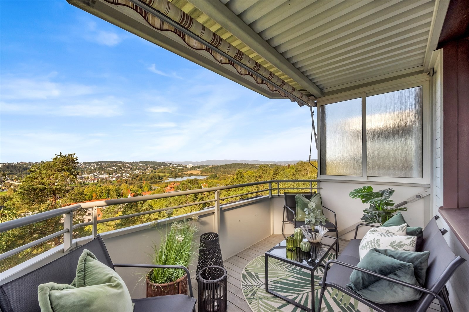 En innbydende og luftig 3-roms toppleilighet med vestvendt balkong og fantastisk utsikt Galleribilde