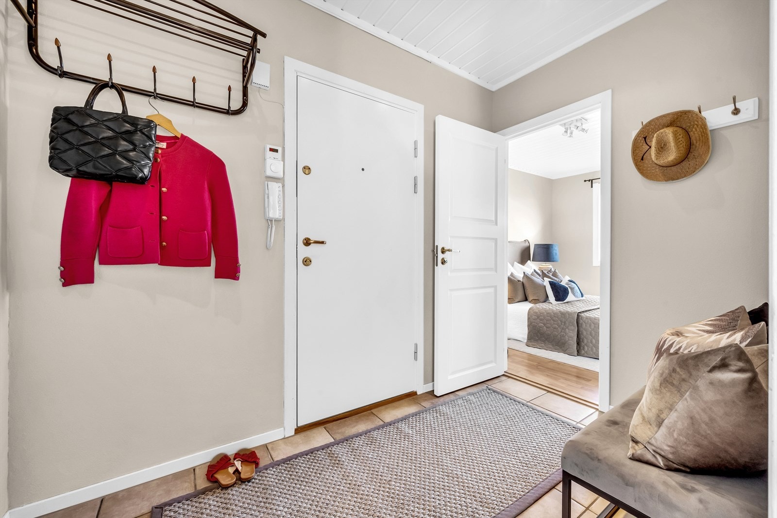 Fra entrè er det adkomst til bad og soverom II Galleribilde