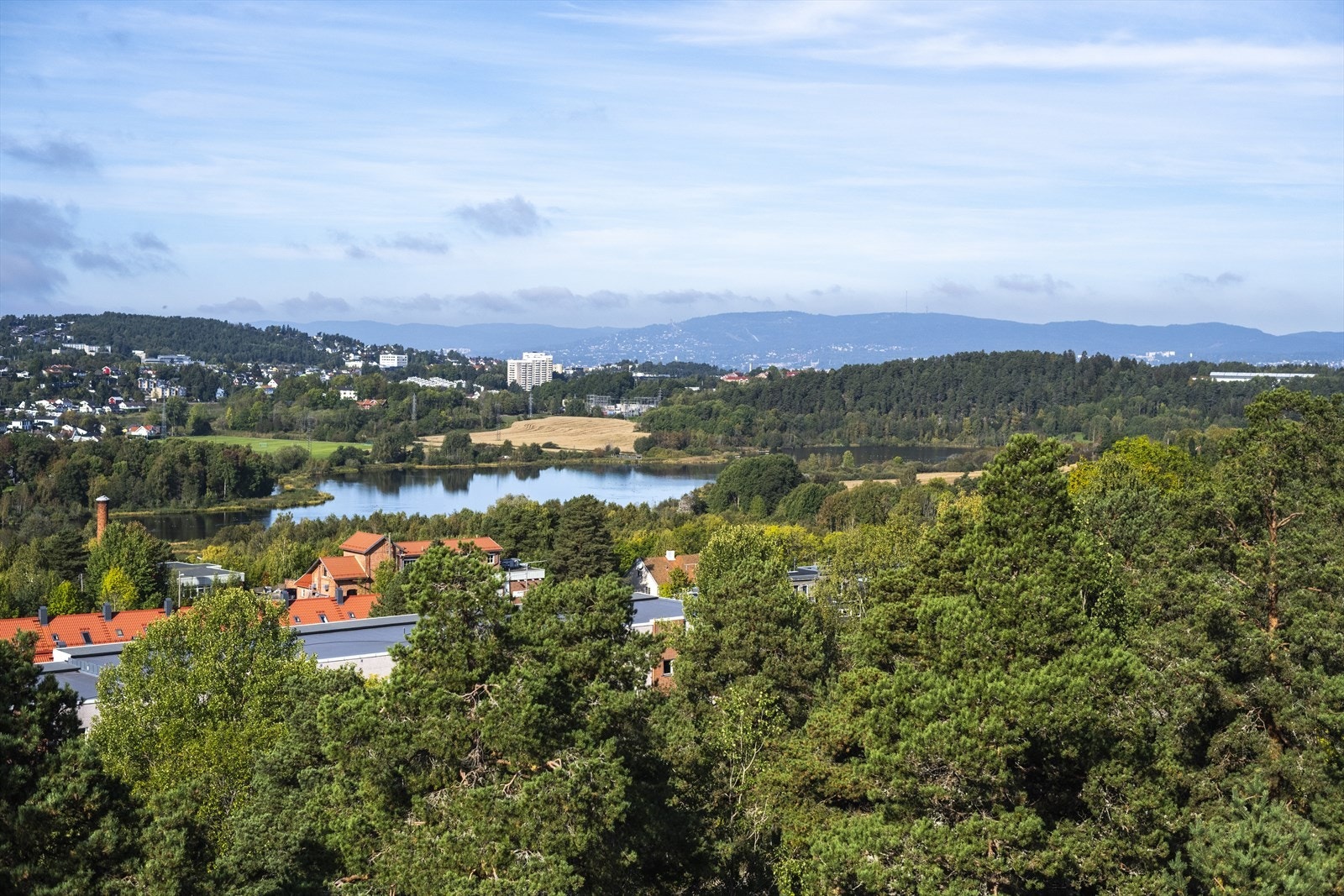 Meget god intern beliggenhet med flott utsyn og ingen innsyn Galleribilde