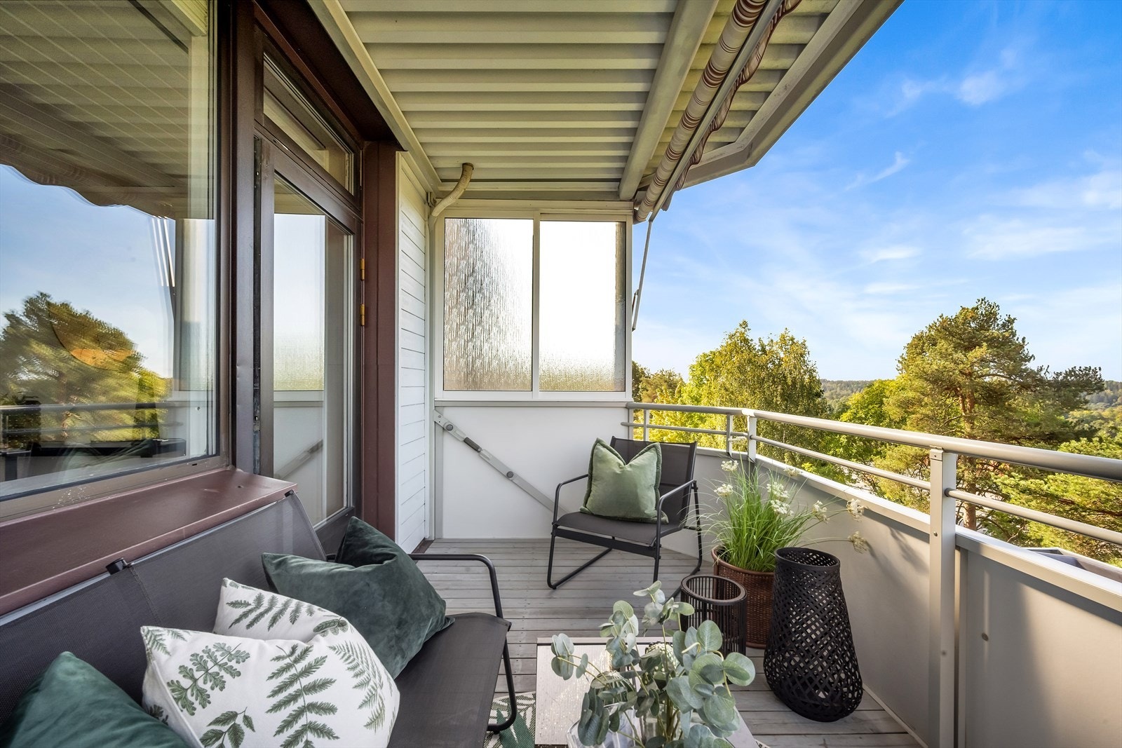 Overbygget balkong med markise gir en lun og hyggelig atmosfære Galleribilde