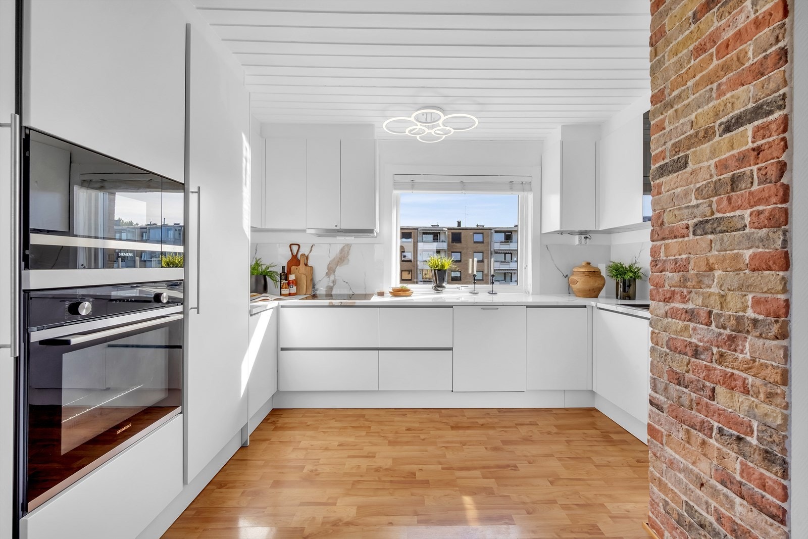 Tiltalende og lekkert kjøkken fra 2024 med alt integrert Galleribilde