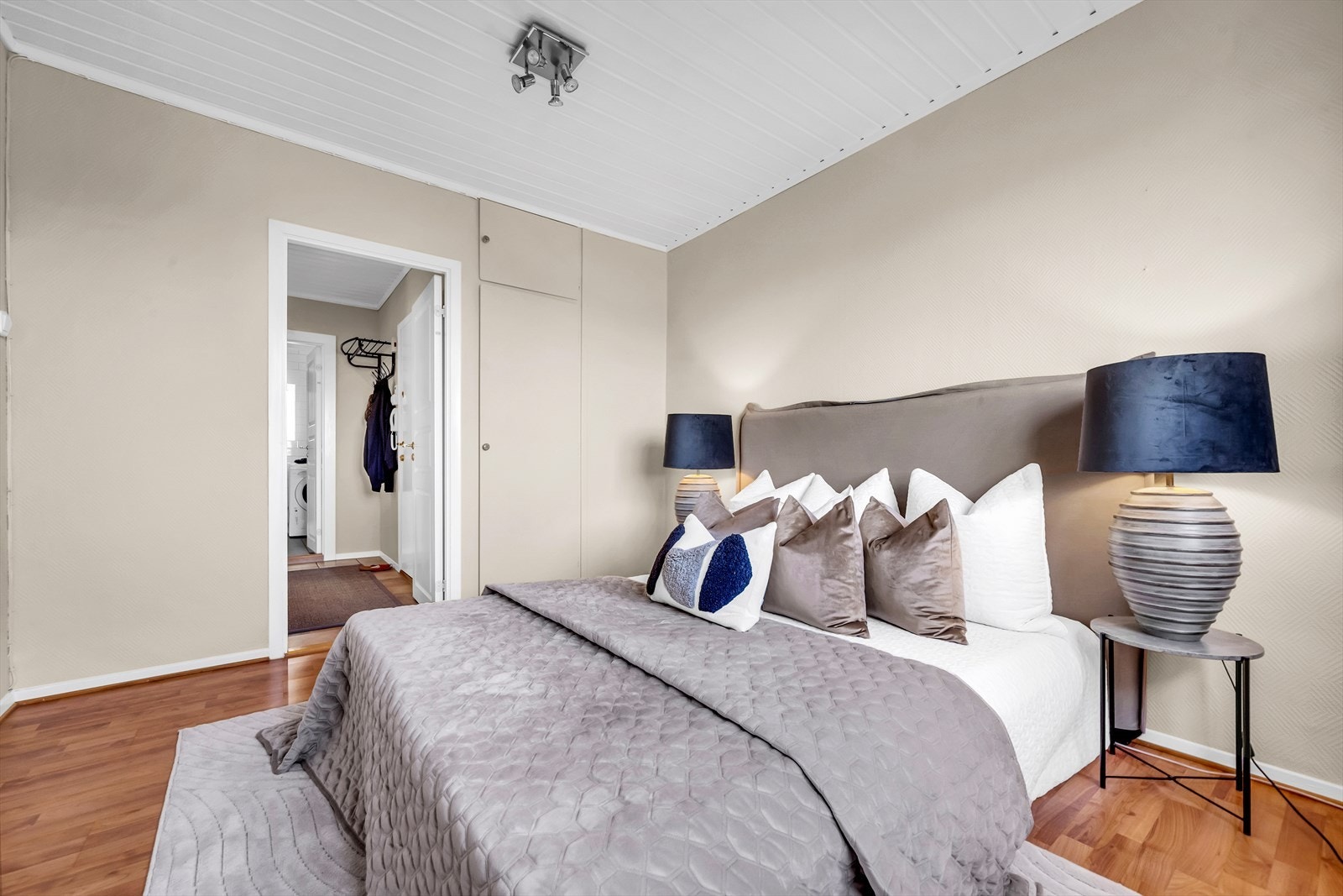 Det er også fin plass til garderobeløsning Galleribilde