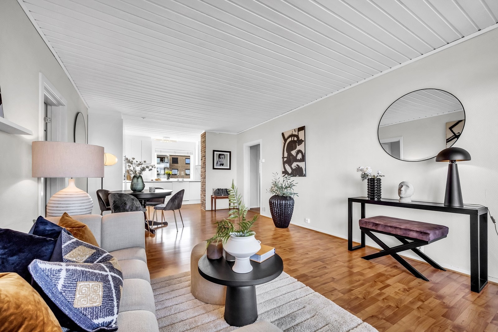 I stue er det god plass til flere sittegrupper og soner Galleribilde