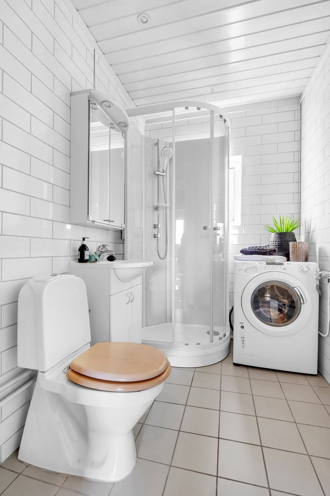 Vaskemaskin medfølger handelen. Varmtvann og fyring er inkludert i felleskostnadene Galleribilde