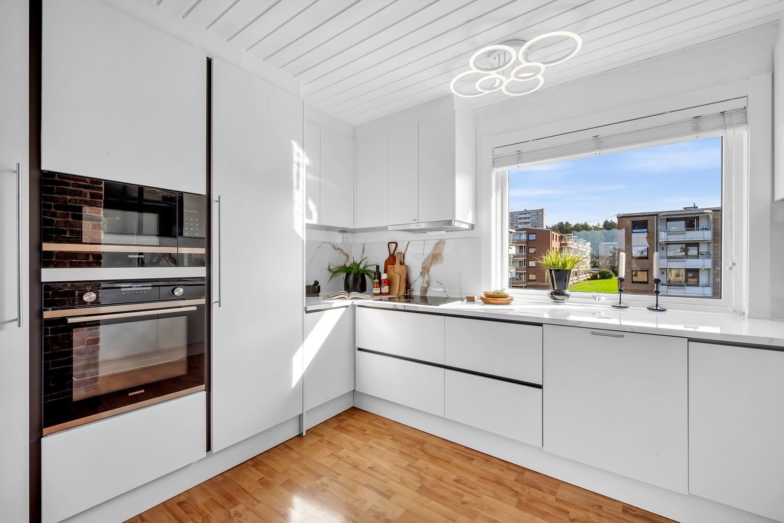 Integrerte hvitevarer som kjøleskap, fryseskap, oppvaskmaskin, induksjonstopp, mikrobølgeovn, stekeovn, vanntoppsystem og komfyrvakt Galleribilde