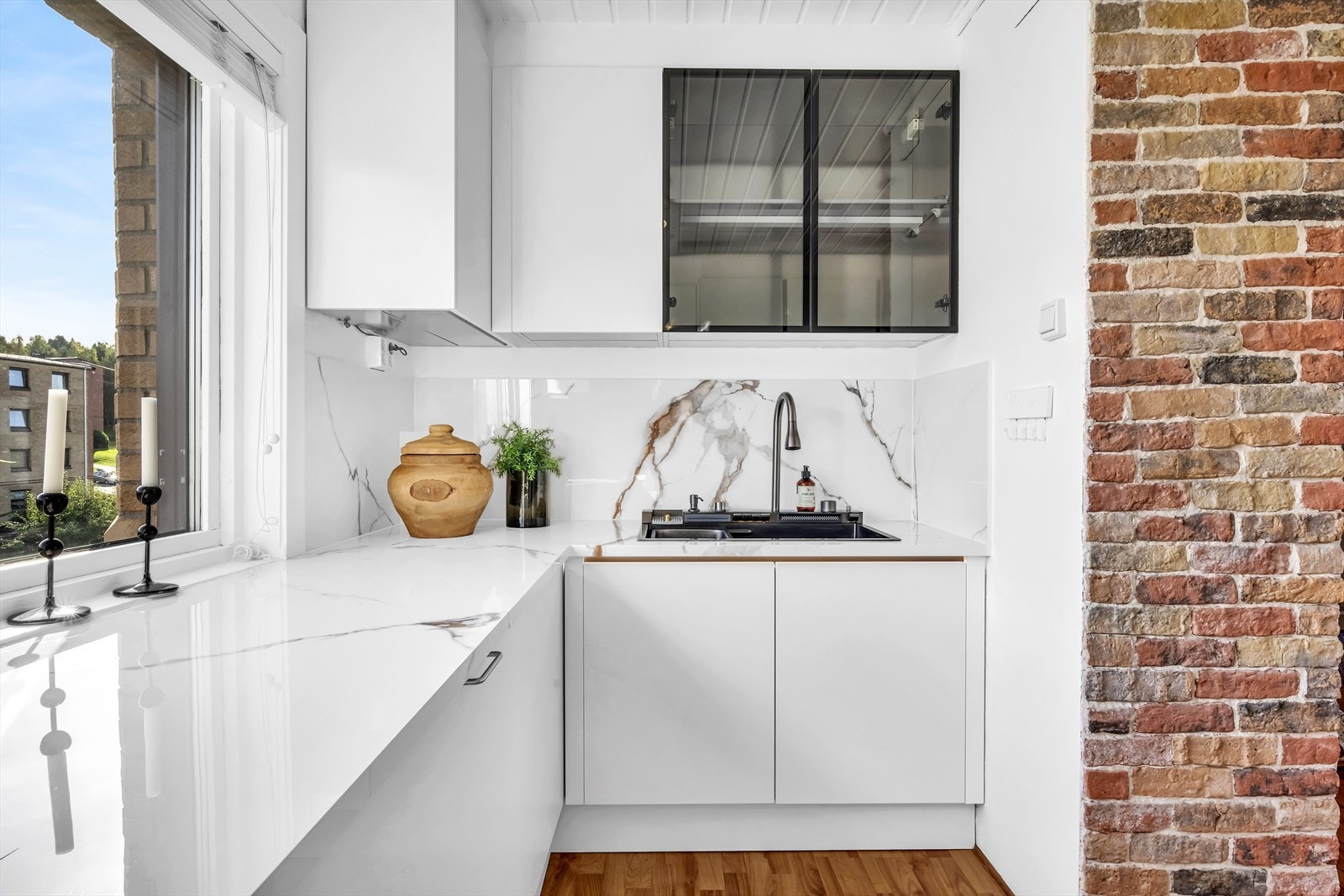 Kjøkkenet har godt med skap- og benkeplass Galleribilde