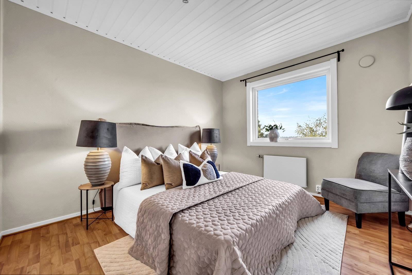 Stor og romslig soverom med god plass til stor dobbeltseng og tilhørende nattbord Galleribilde