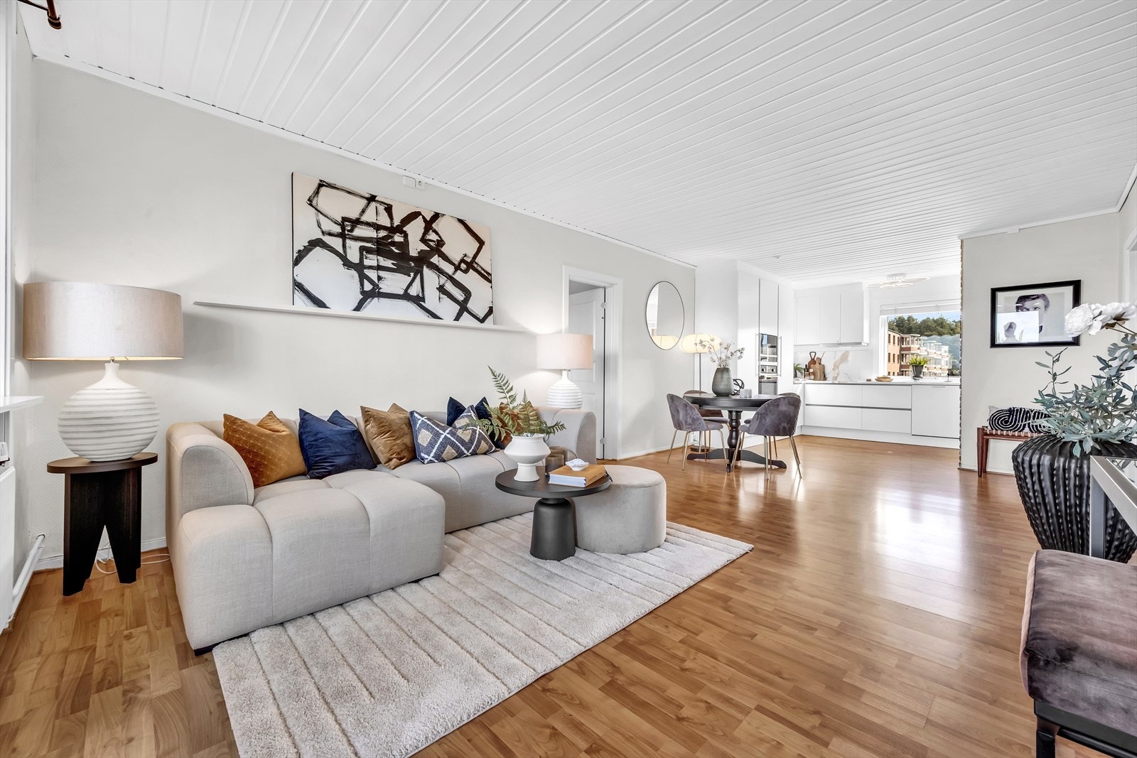 Gjennomgående planløsning og store vindusflater gir gode lys- og solforhold Galleribilde