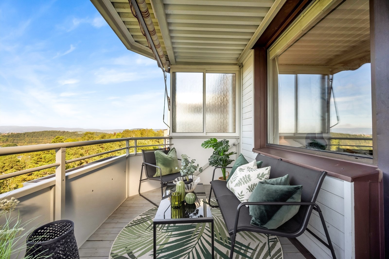 Fra stue er det utgang til vestvendt balkong med optimale solforhold og plass til sittegruppe Galleribilde