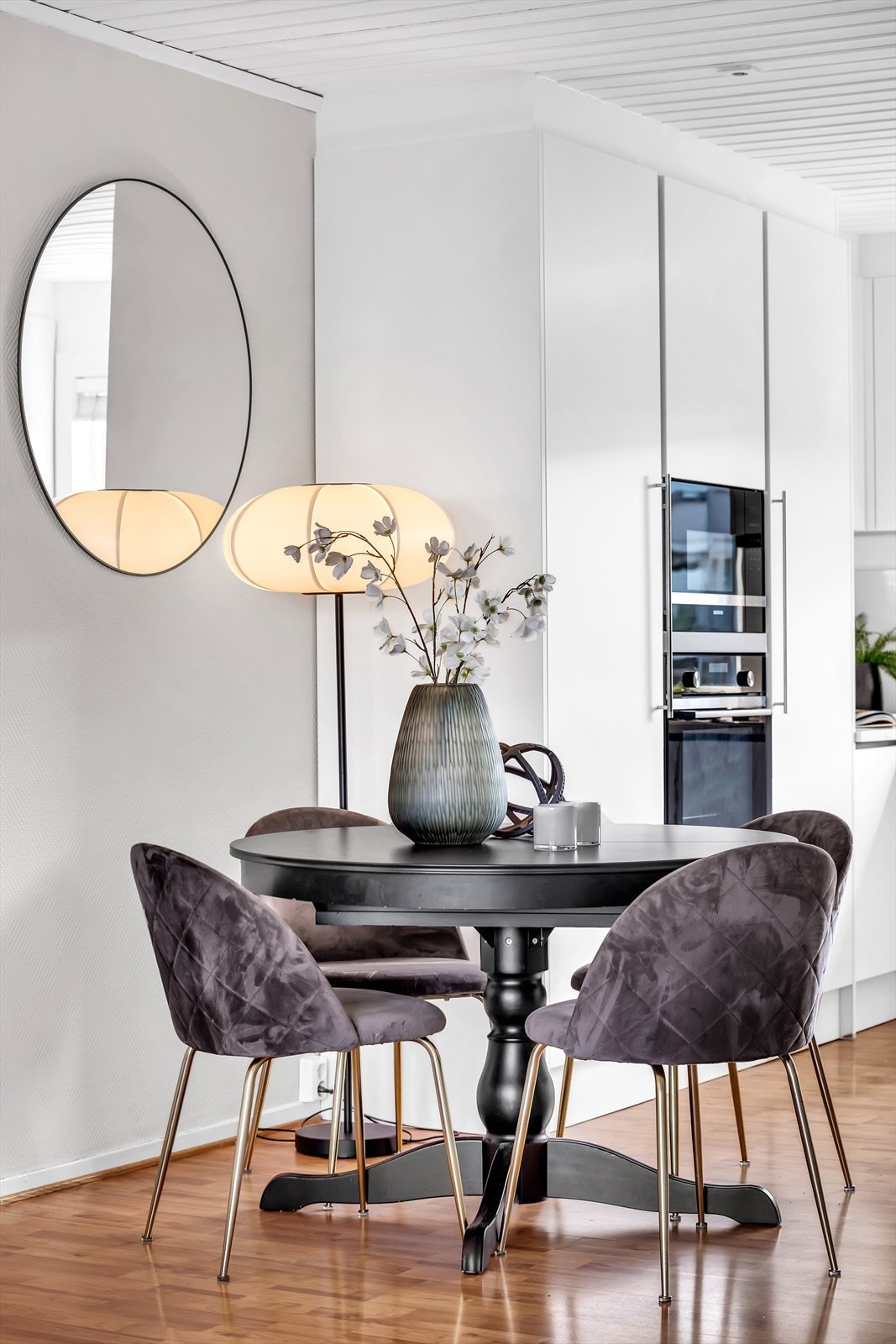 Fin plass til spisegruppe i tilknytning til kjøkkenet Galleribilde