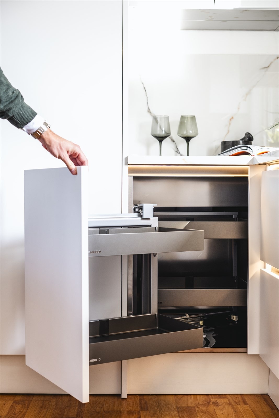 Det er rikelig med oppbevaringsplass i skuffer og skap Galleribilde