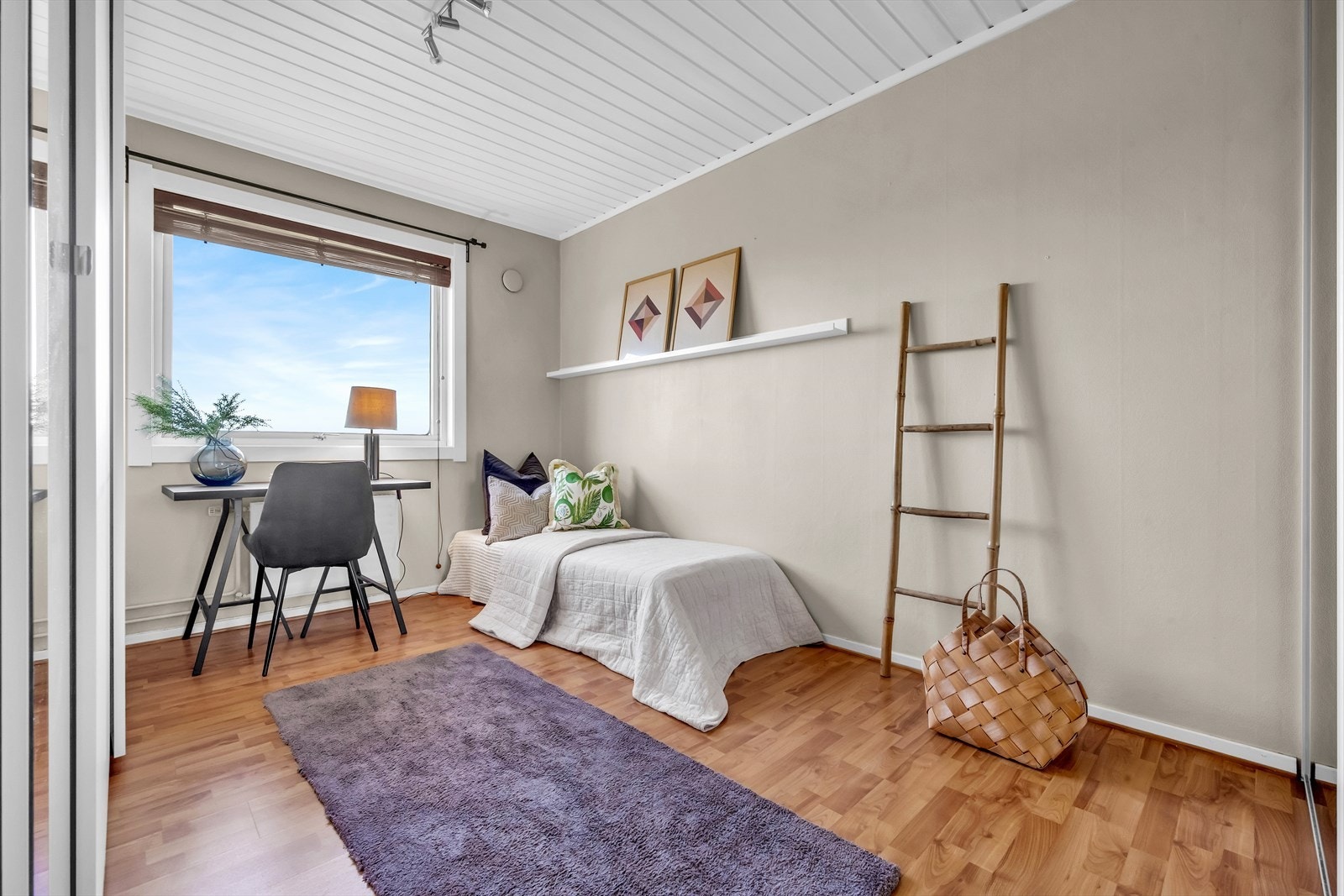 Soverom I | Stort soverom med god plass til dobbeltseng, nattbord og tilhørende møblement Galleribilde