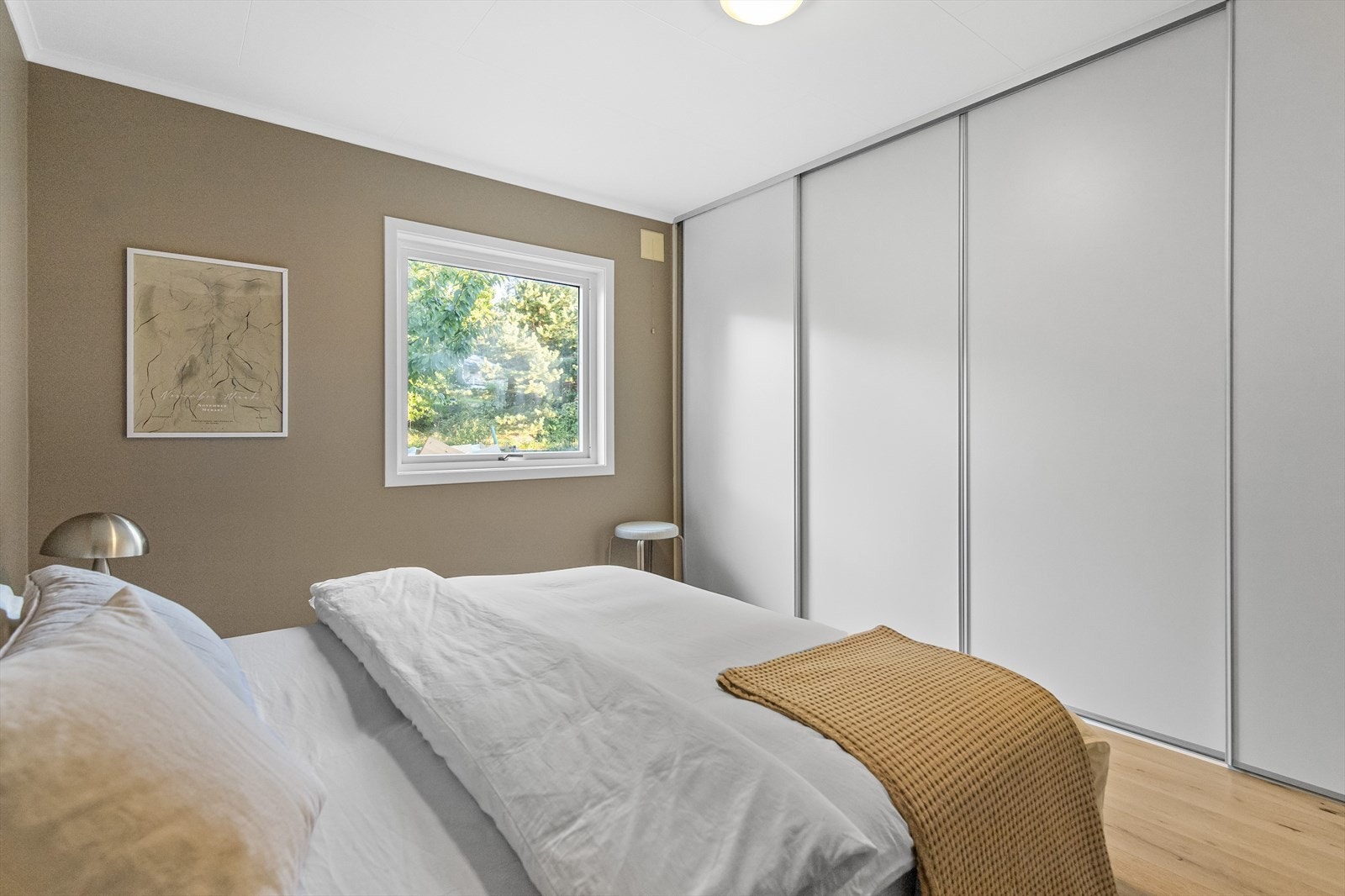 På rommet benyttet som hovedsoverom er det god plass til dobbeltseng med tilhørende møblement samt en stor og praktisk skyvedørsgarderobe som strekker seg langs hele den ene veggen. Galleribilde