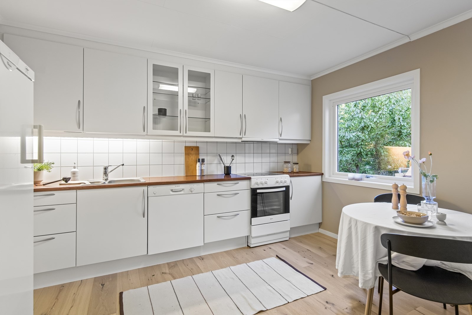 Kjøkkenet er et hyggelig rom med plass til spisebord - perfekt for de raskere og enklere måltidene i hverdagen! Galleribilde