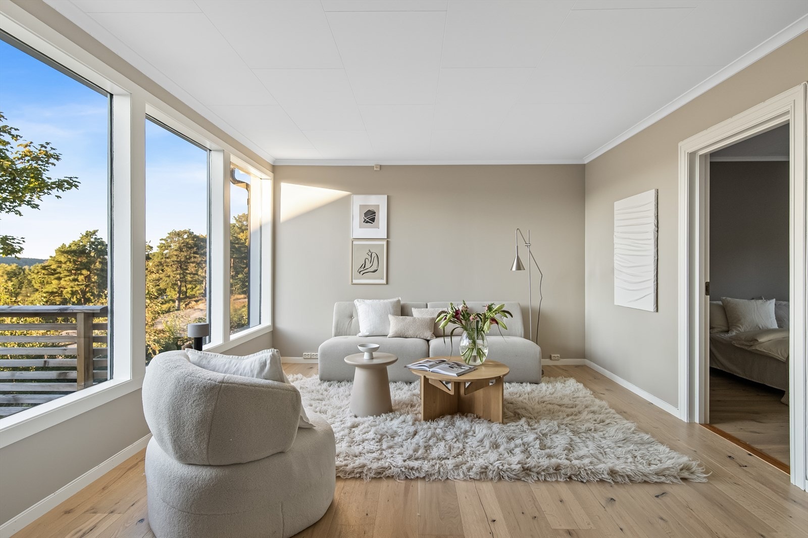 Generøse vindusflater mot vest gir rikelig med naturlig dagslys inn i oppholdssonen. Galleribilde