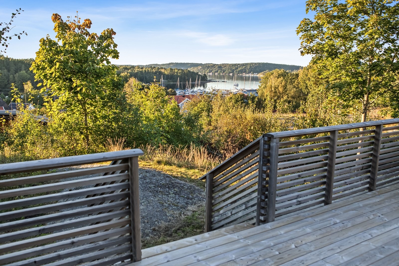 Fra eiendommen er det kort vei til sjøen og idylliske friområder med turløyper, noe som gir gode rekreasjonsmuligheter på helårsbasis. Galleribilde