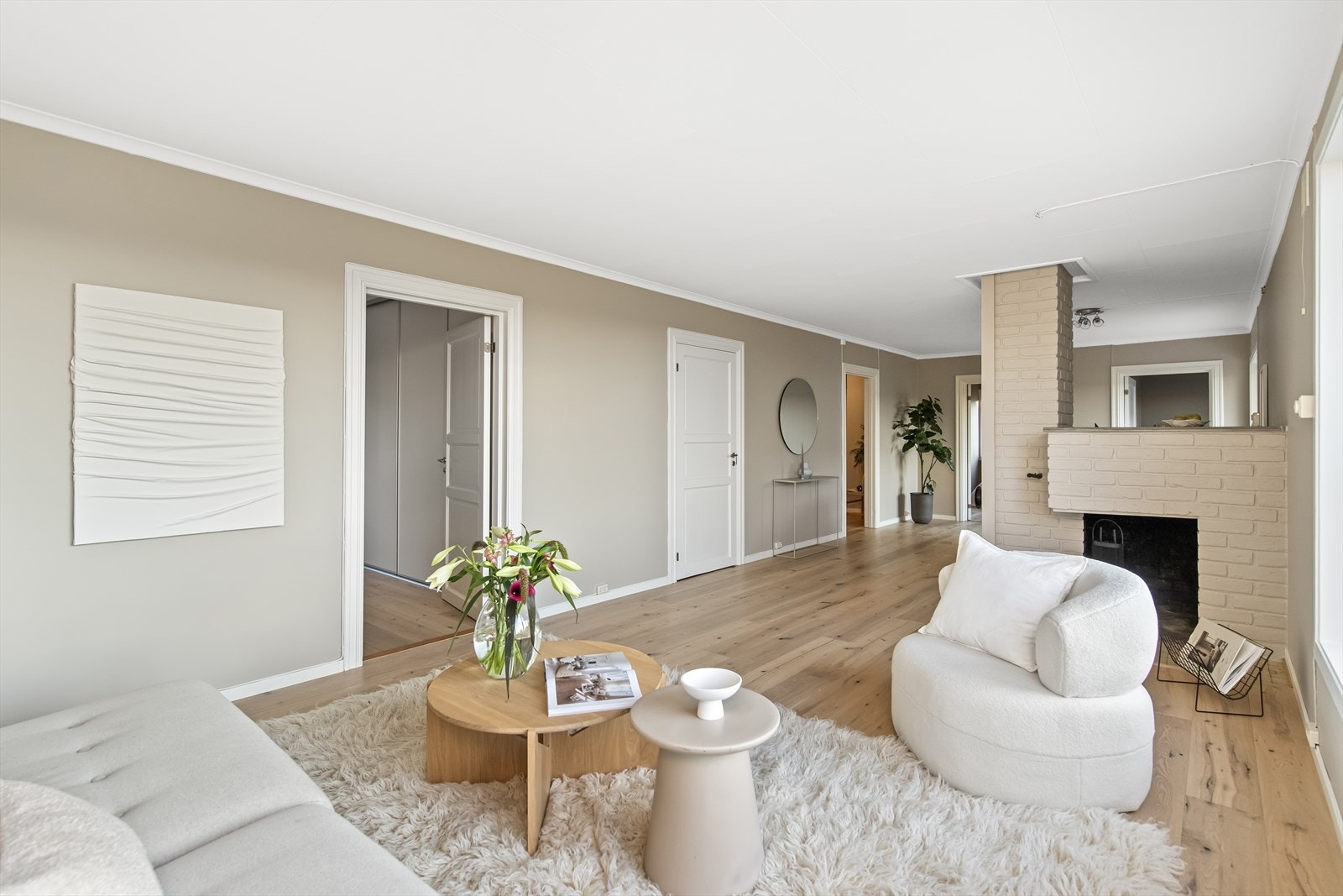 Sentralt plassert i stuen står peisovnen som bidrar til en god lun innetemperatur og atmosfære. Galleribilde