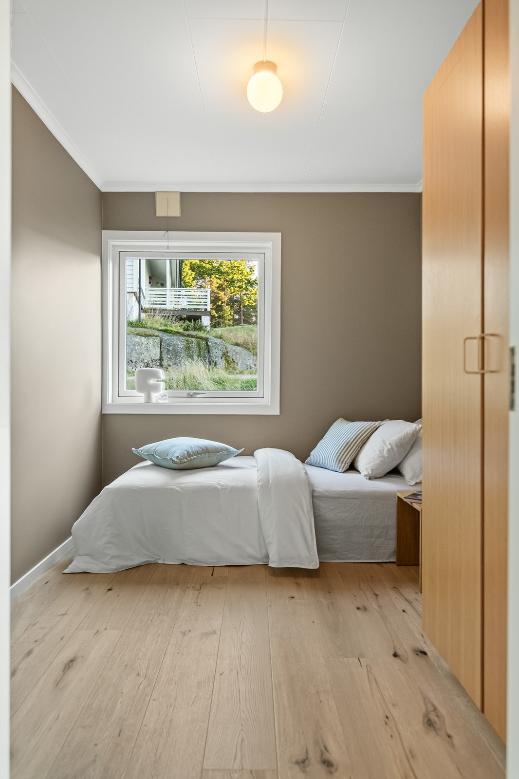 Alle soverommene har nylig fått nye parkettgulv og slette, nymalte veggflater. Galleribilde