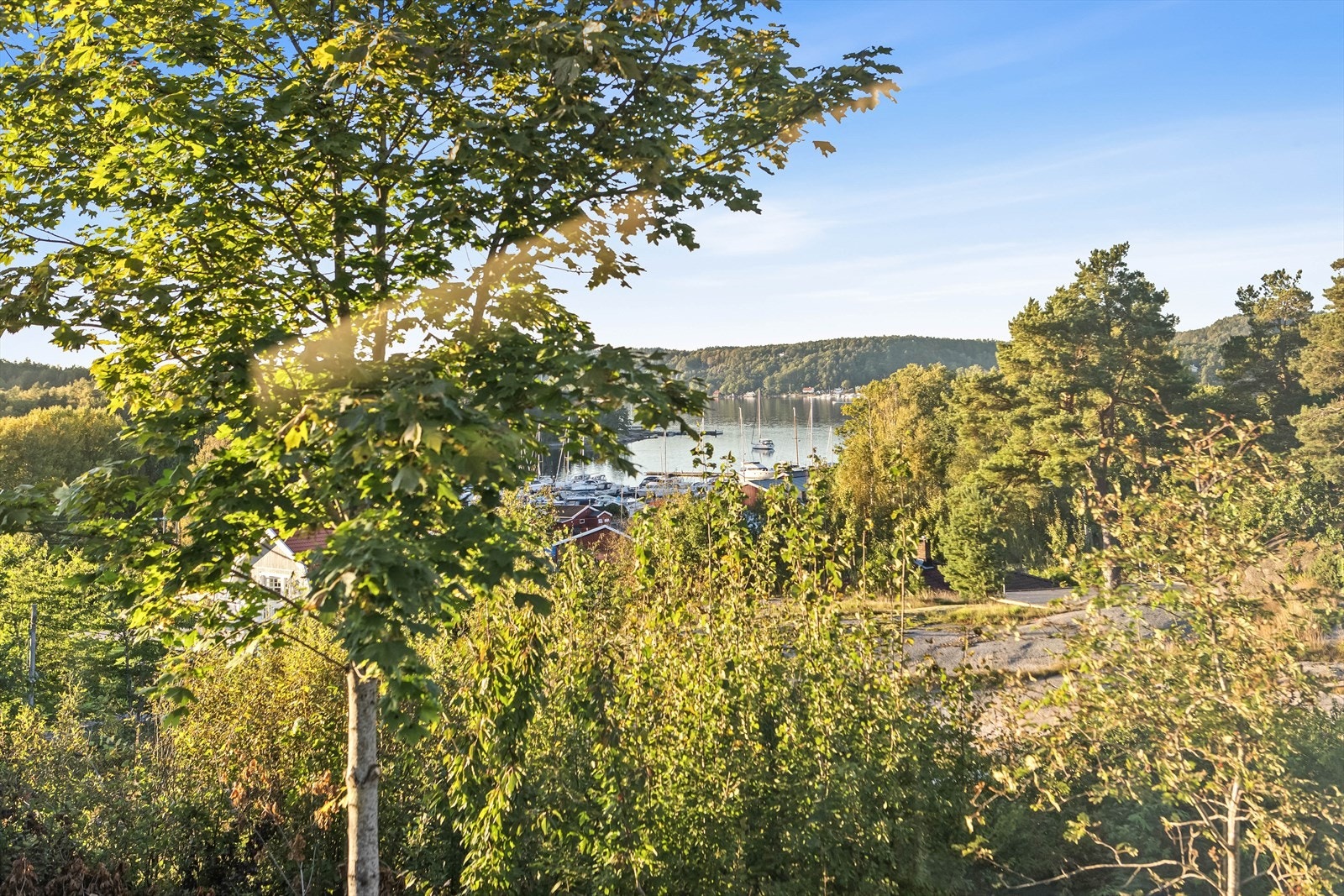 Eiendommen har en flott beliggenhet i naturskjønne omgivelser m/kort vei til både sjø og flere flotte tur- og rekreasjonsmuligheter. Galleribilde