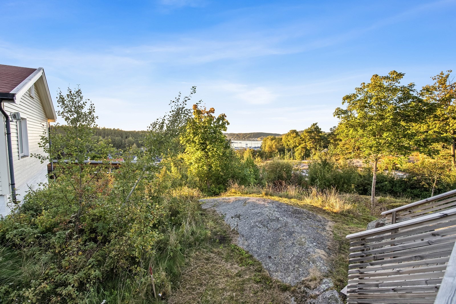 Eiendommen ligger i et barnevennlig og naturskjønt boligområde på Mågerø, ca. 7 km fra Tjøme sentrum og ca. 17 km fra Tønsberg sentrum. Galleribilde