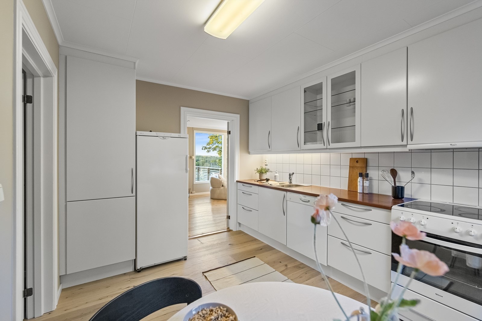 Kjøkkeninnredningen har rikelig med skap- og benkeplass og har en tidløs innredning med lyse, slette fronter og laminat benkeplater med nedfelt kum. Galleribilde