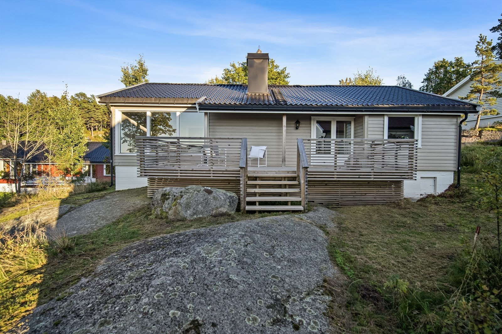 Utvendig er det skiftet kledning 2020, tilkoblet kommunalt avløp 2024, samt skiftet yttertak 2006. Galleribilde