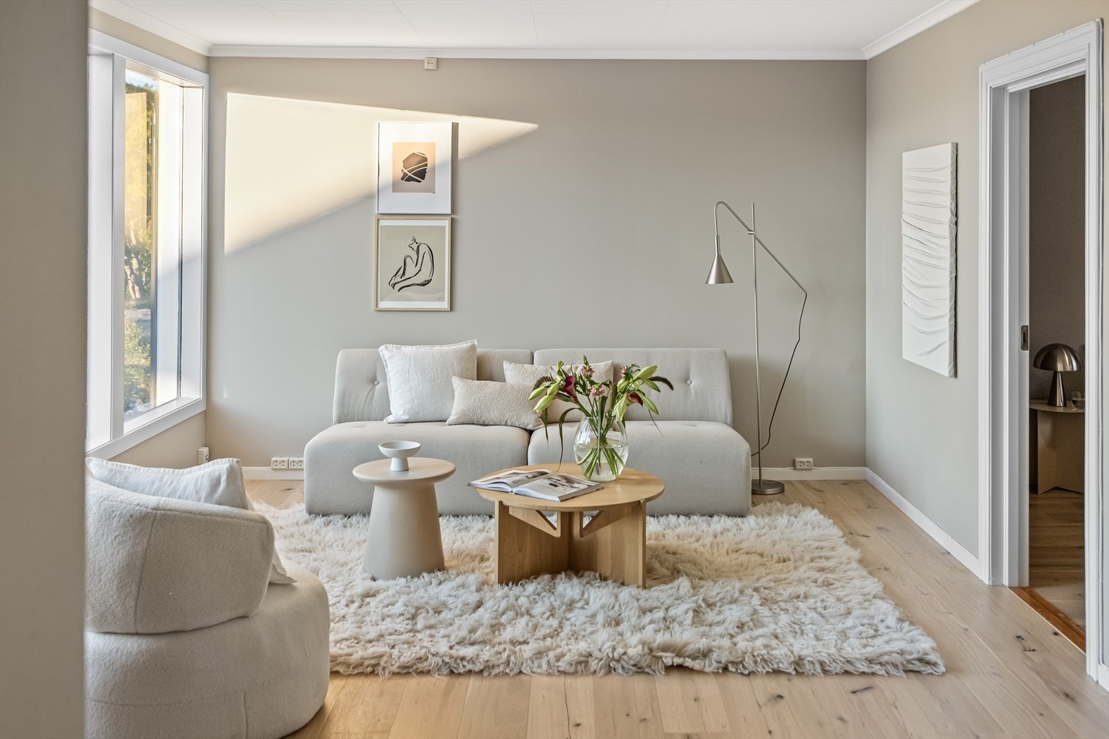 Gjennomgående for boligen er en moderne og god standard med lyse og tidløse overflater i alle rom. Galleribilde